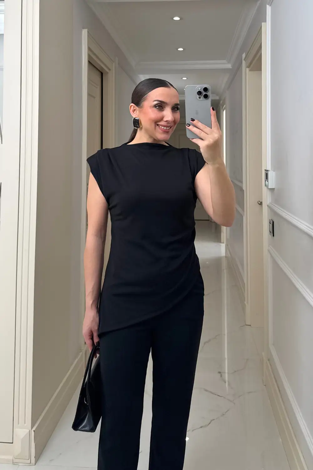 Vatkalı Asimetrik Sıfır Kol Bluz