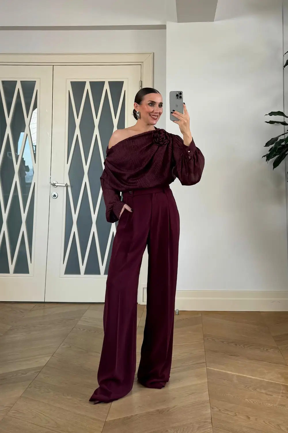 Kayık Yaka Gül Detaylı Bluz 7