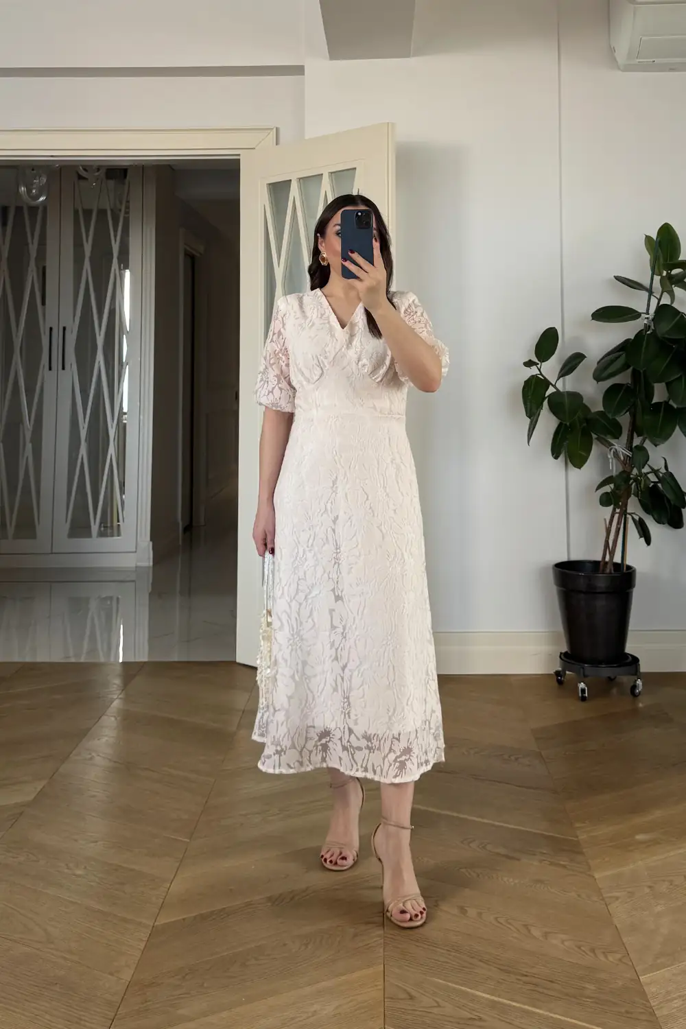 V Yaka Dantel Desenli Midi Elbise 1