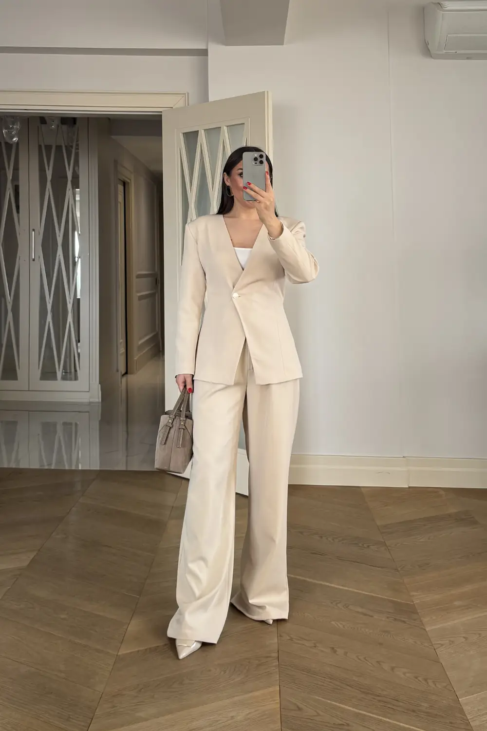 Yakasız Vücuda Oturan Blazer Kadın Ceket - Bej