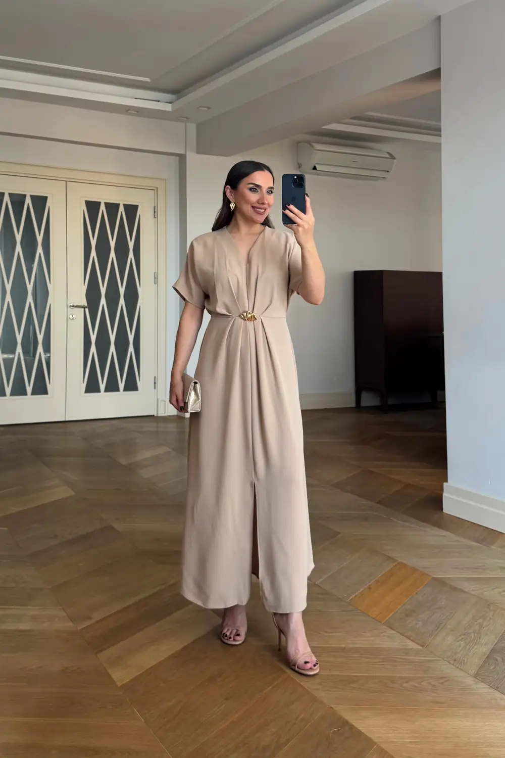 V Yaka Broş Detaylı Uzun Elbise - Bej