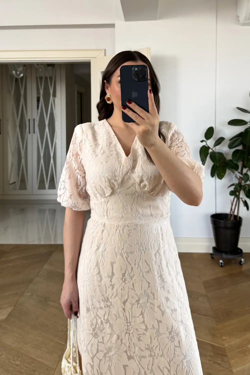 V Yaka Dantel Desenli Midi Elbise 3