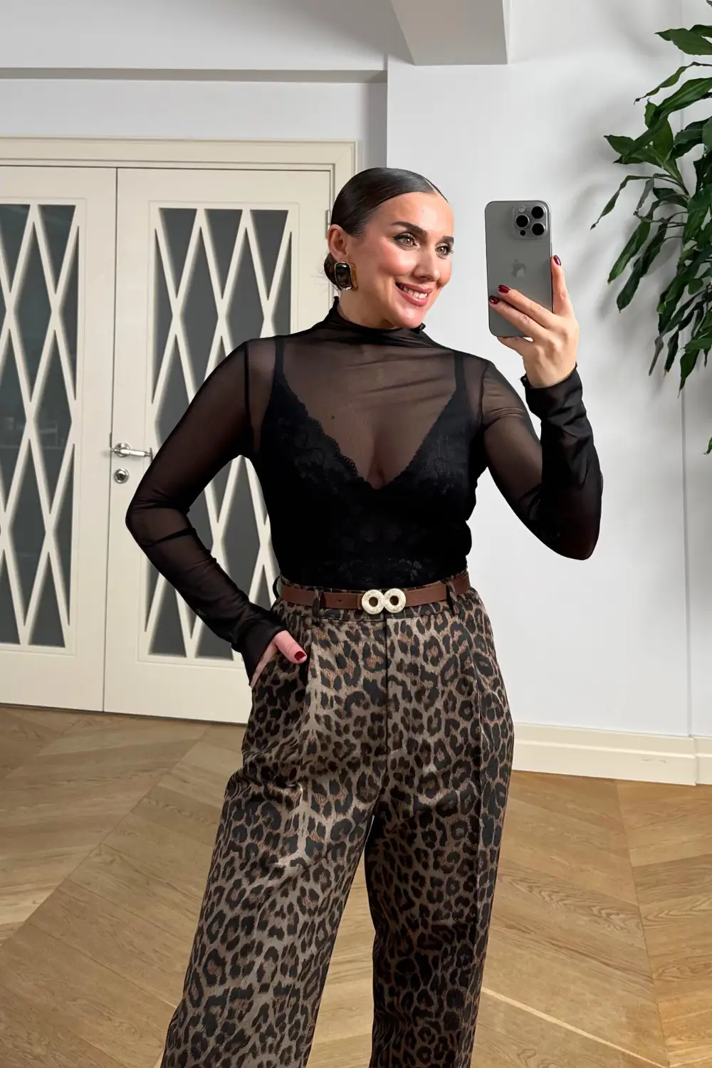 Dik Yaka Transparan Tül Bluz 4