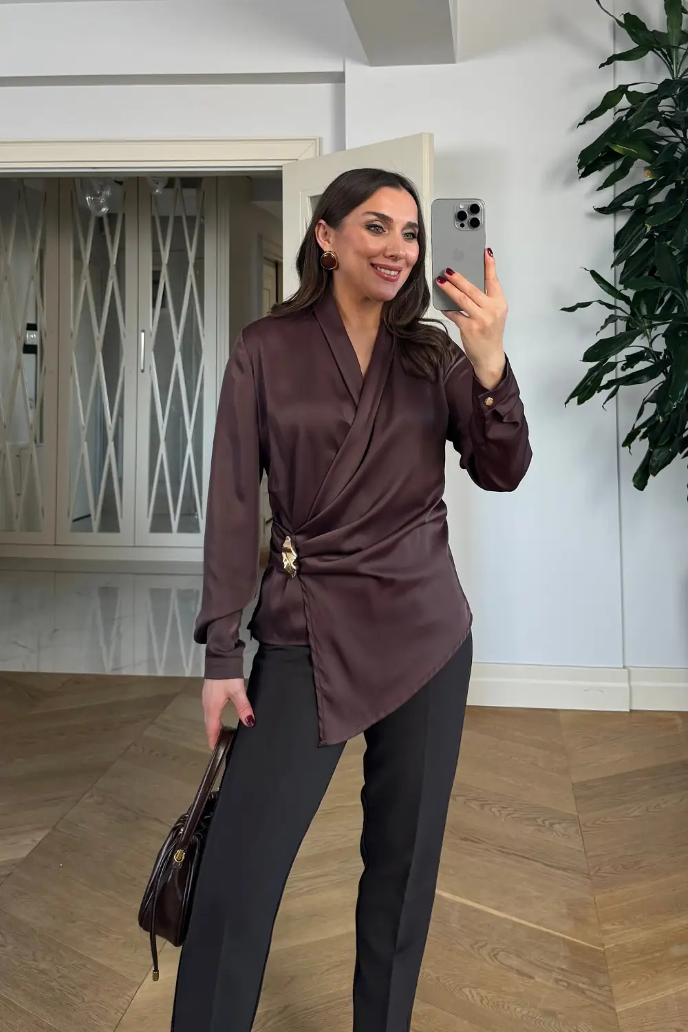Kruvaze Yaka Tokalı Uzun Kollu Saten Bluz 5