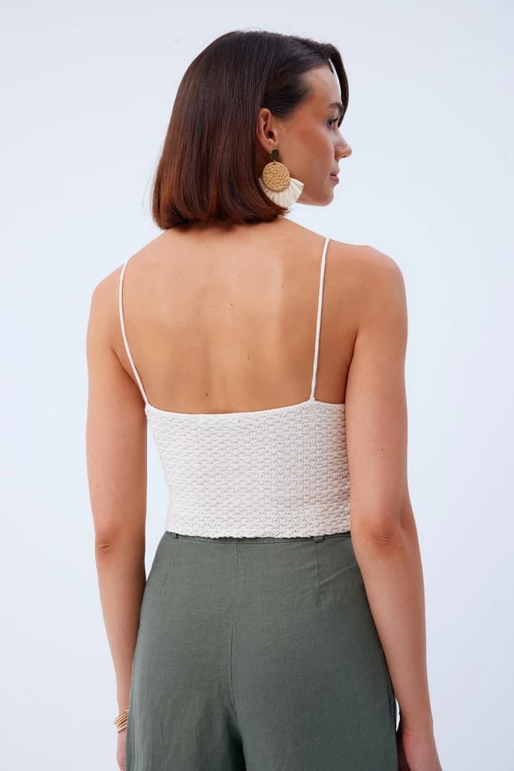Fiyonk Detaylı Askılı Triko Crop - Krem