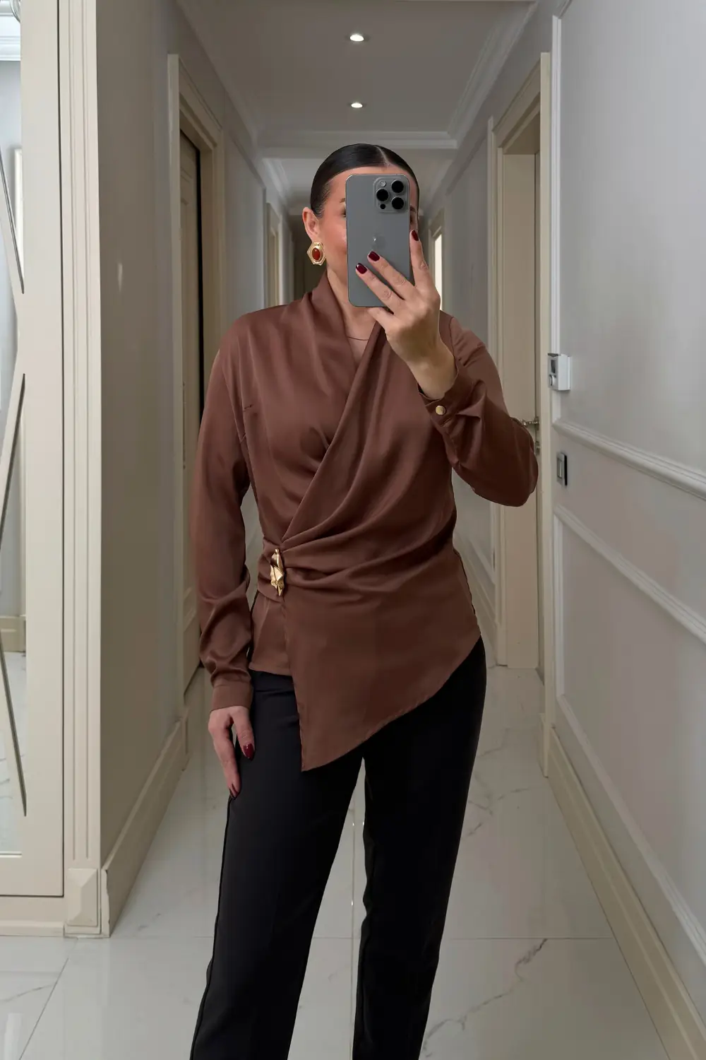 Kruvaze Yaka Tokalı Uzun Kollu Saten Bluz 6