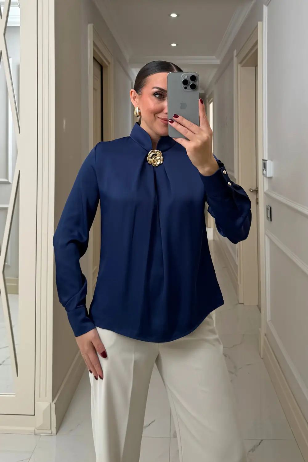 Broş Detaylı Uzun Kollu Saten Bluz - Lacivert