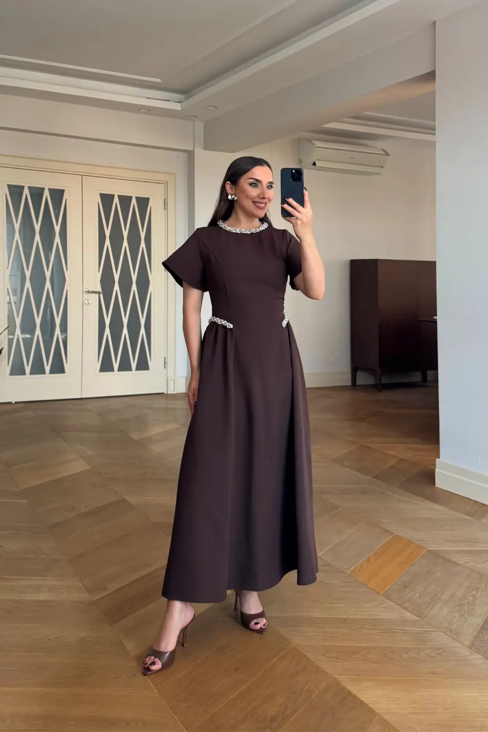 Taş Detaylı Kısa Kollu Midi Elbise - Kahverengi