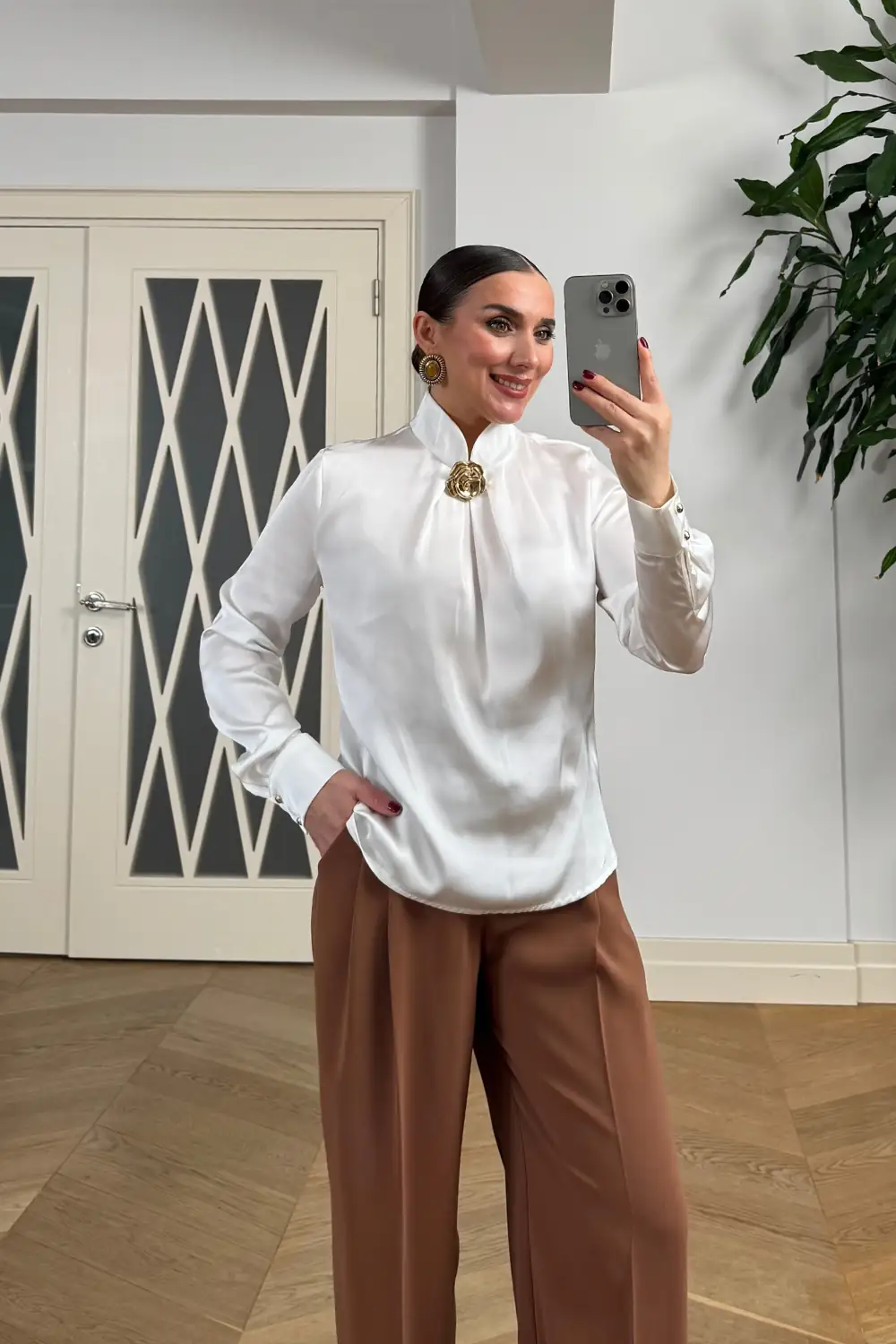 Broş Detaylı Uzun Kollu Saten Bluz 6
