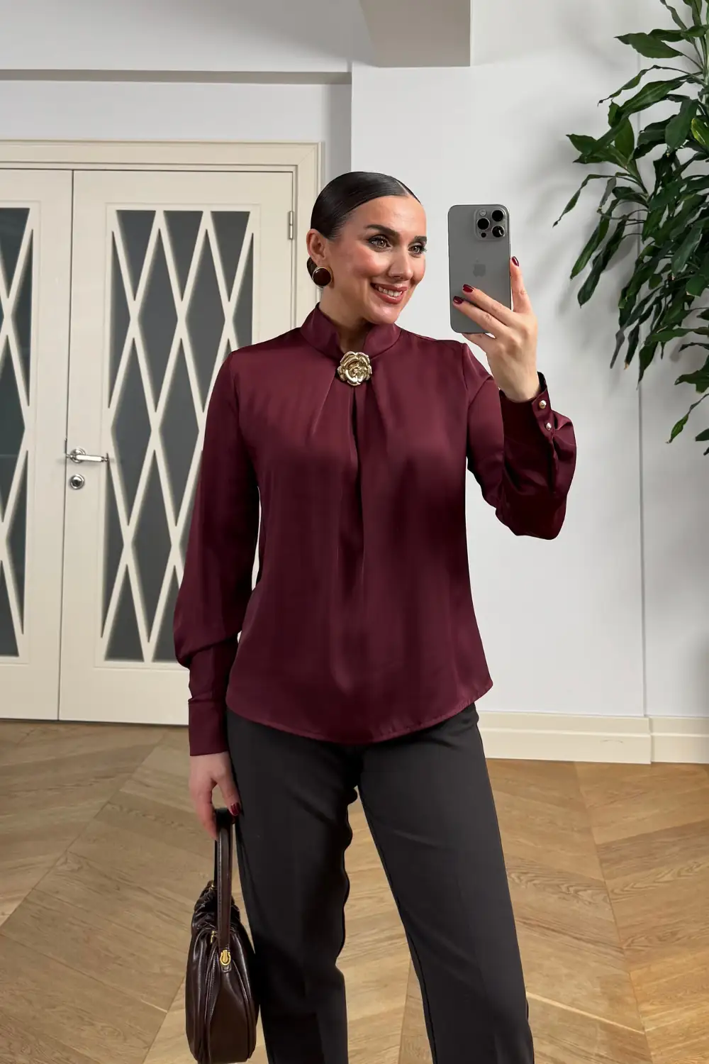 Broş Detaylı Uzun Kollu Saten Bluz 5
