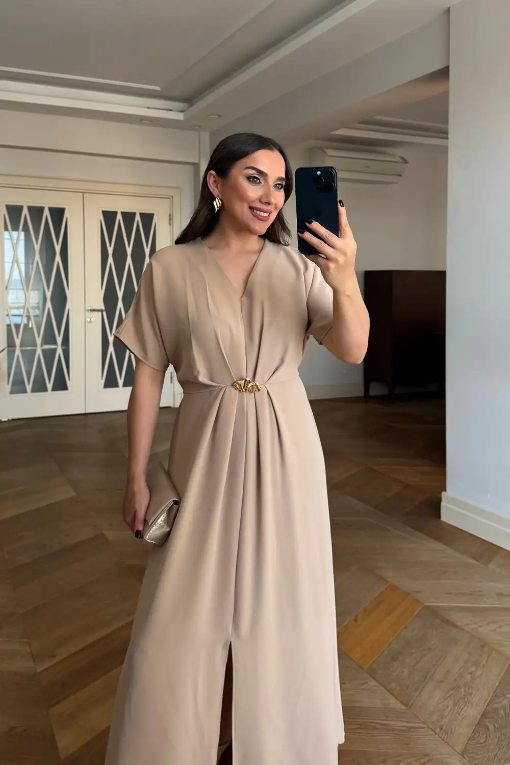 V Yaka Broş Detaylı Uzun Elbise - Bej
