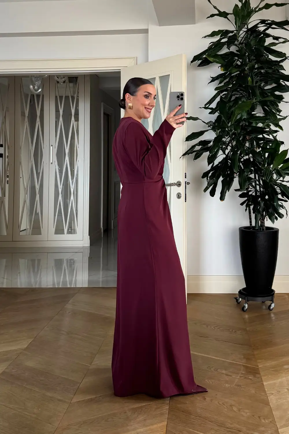 V Yaka Toka Detaylı Uzun Kollu Elbise - BORDO