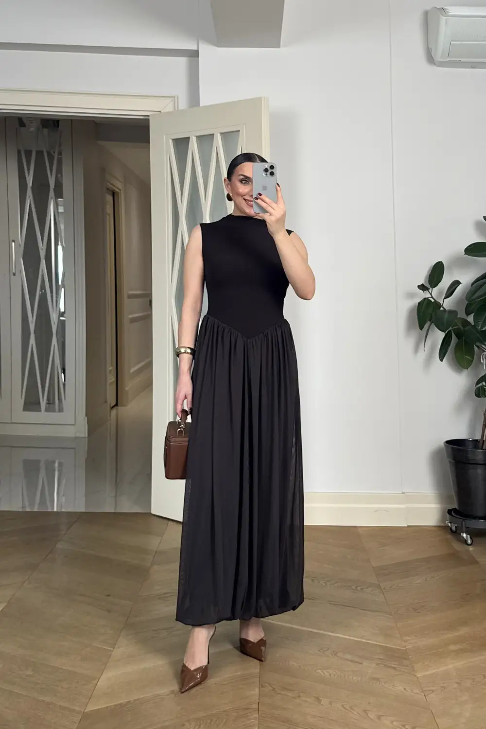 Dik Yaka Sıfır Kol Elbise 1