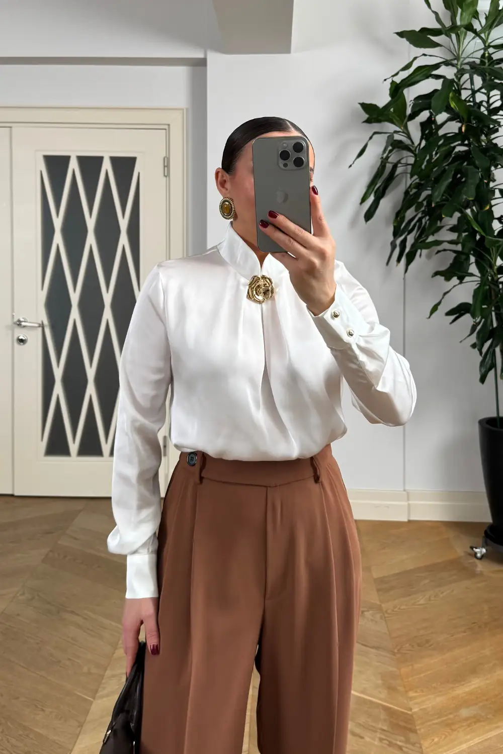 Broş Detaylı Uzun Kollu Saten Bluz 8