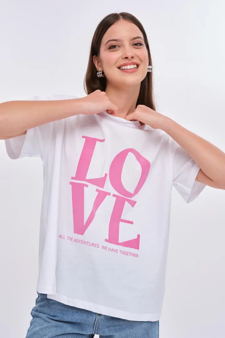 Bisiklet Yaka Love Baskılı Kadın Tişört - Beyaz/Pembe