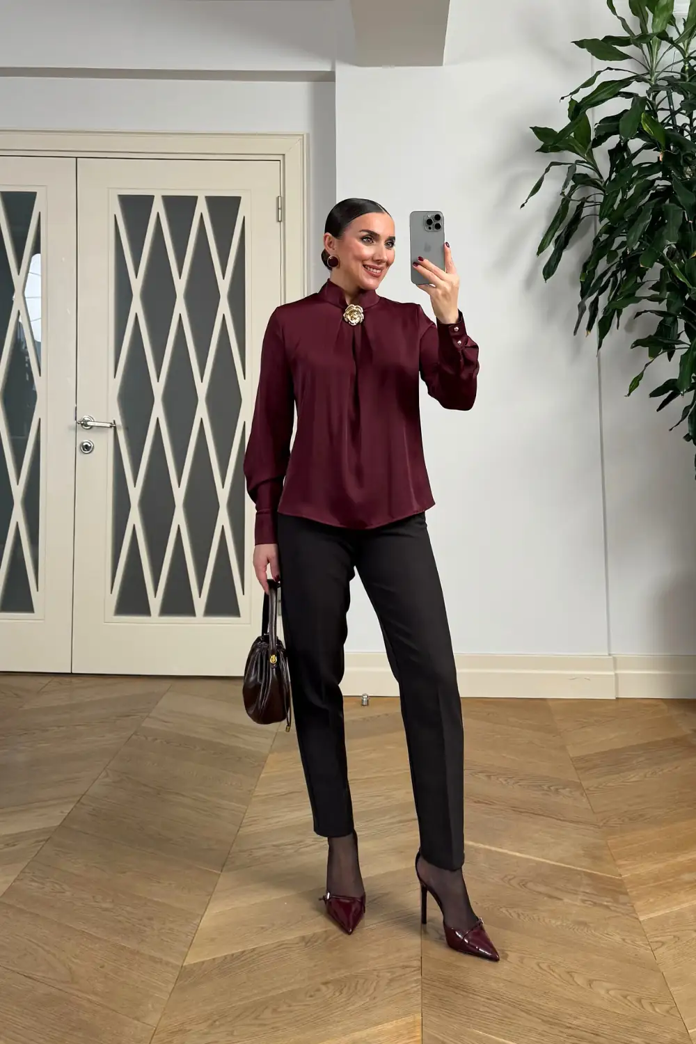Broş Detaylı Uzun Kollu Saten Bluz 6