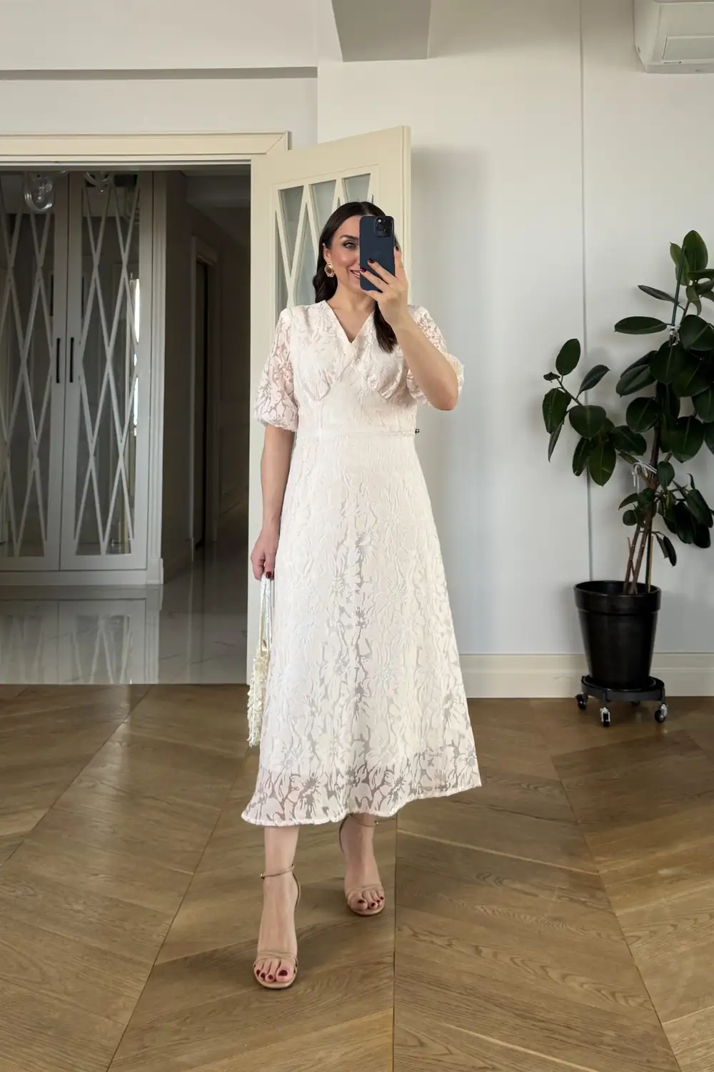 V Yaka Dantel Desenli Midi Elbise 5