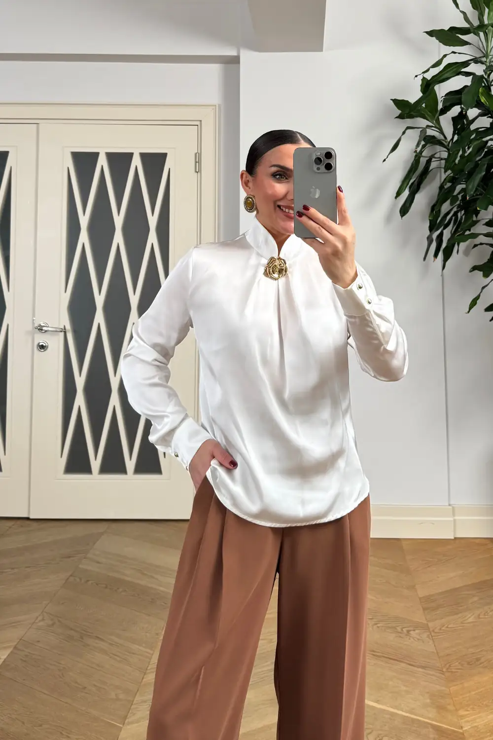 Broş Detaylı Uzun Kollu Saten Bluz 7