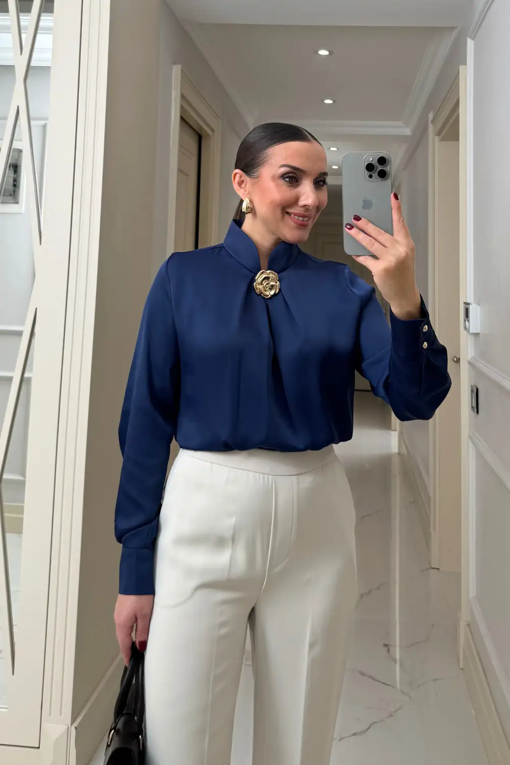 Broş Detaylı Uzun Kollu Saten Bluz - Lacivert