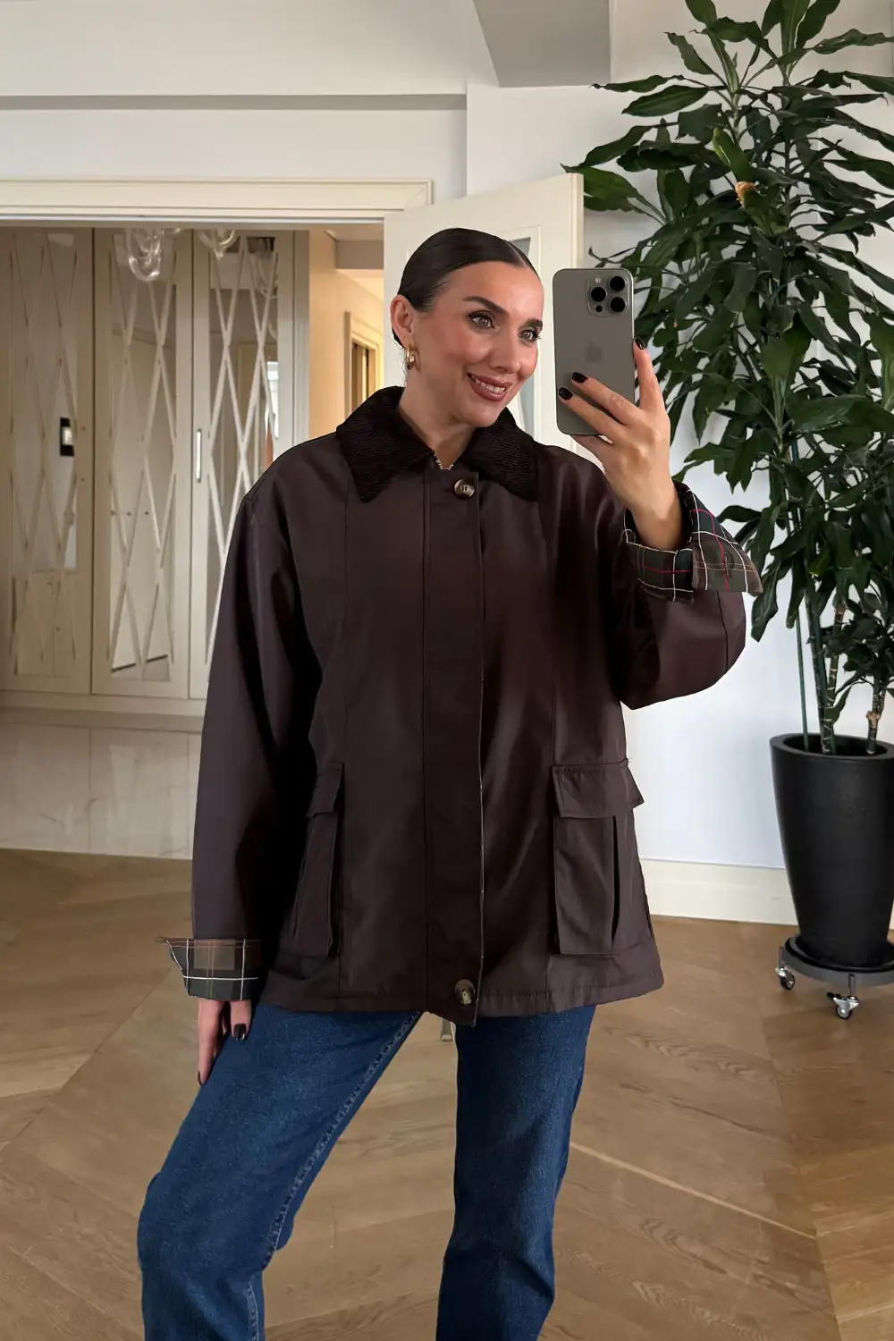 Kadife Yaka Ekose Detaylı Kadın Mont 4