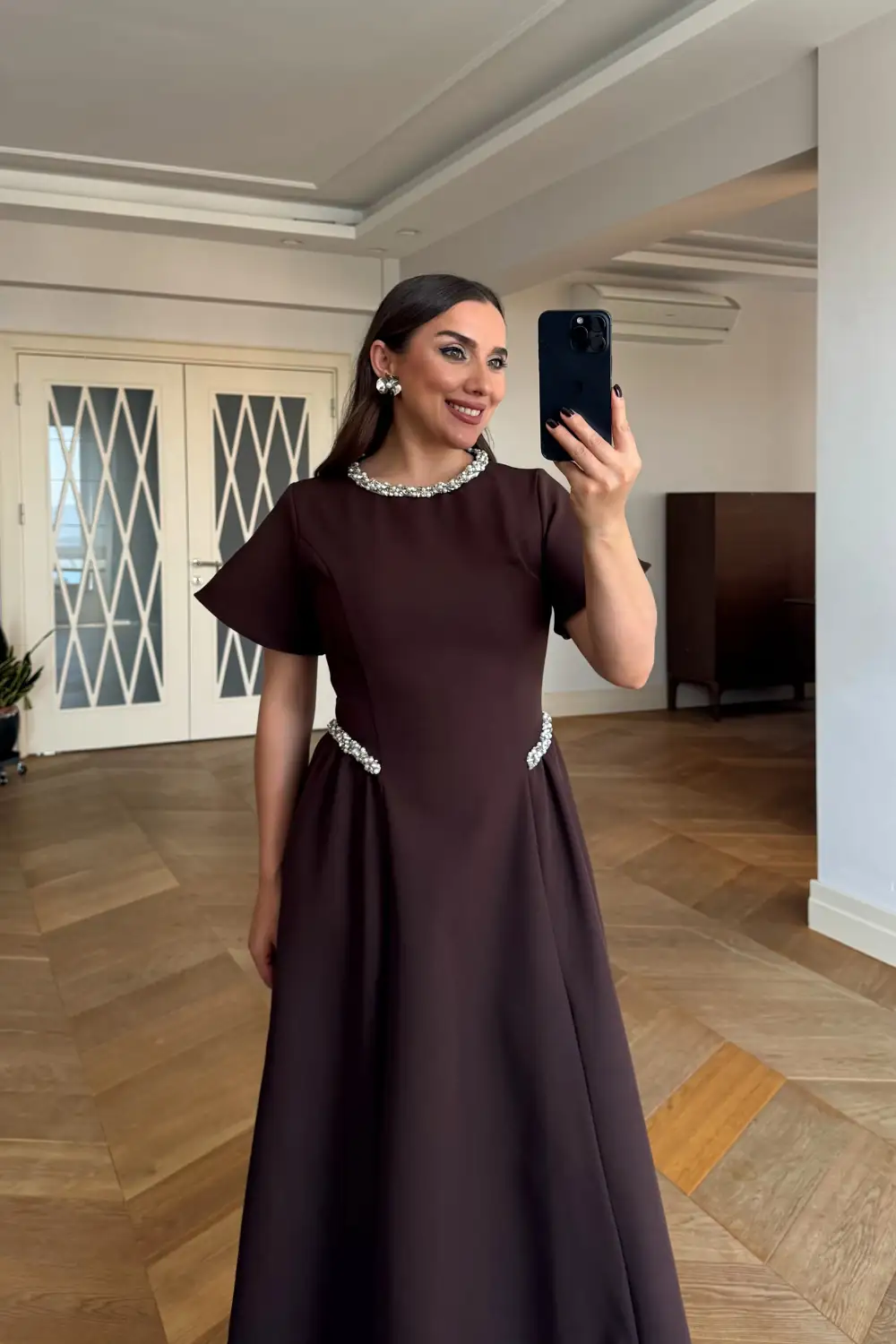 Taş Detaylı Kısa Kollu Midi Elbise - Kahverengi