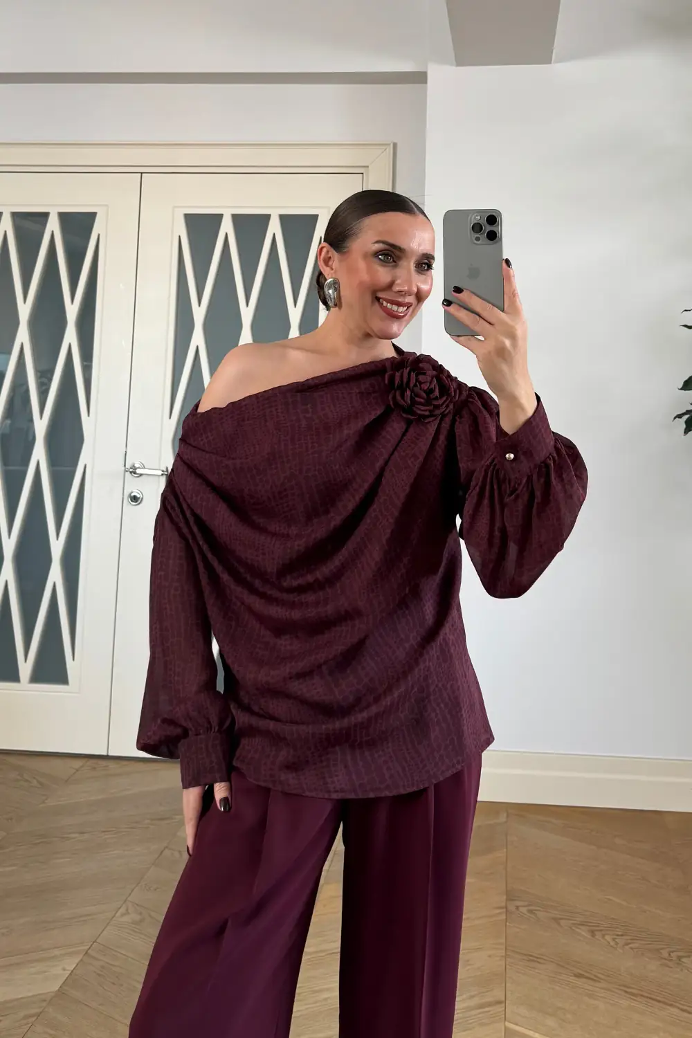 Kayık Yaka Gül Detaylı Bluz 5