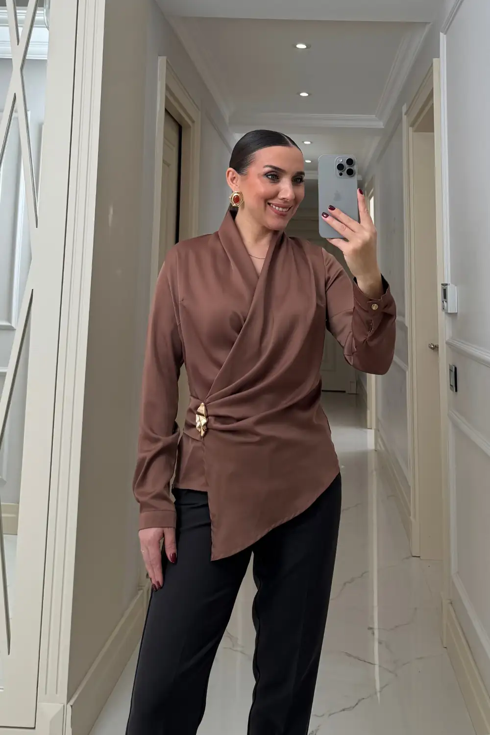 Kruvaze Yaka Tokalı Uzun Kollu Saten Bluz 5