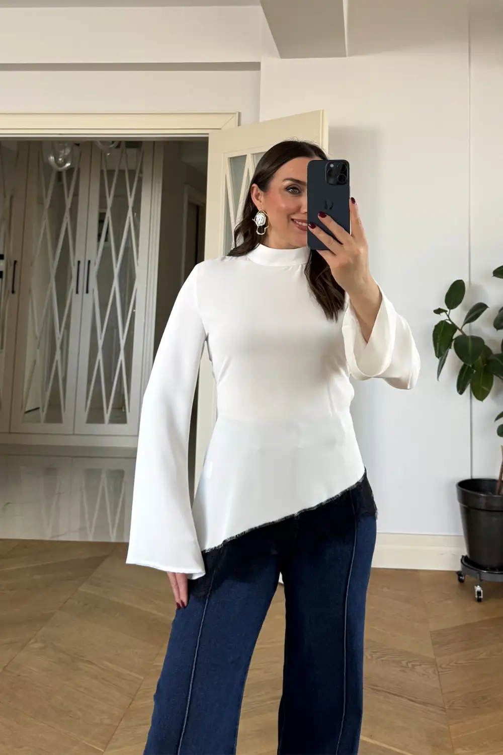 Dik Yaka Dantel Detaylı Asimetrik Bluz 1