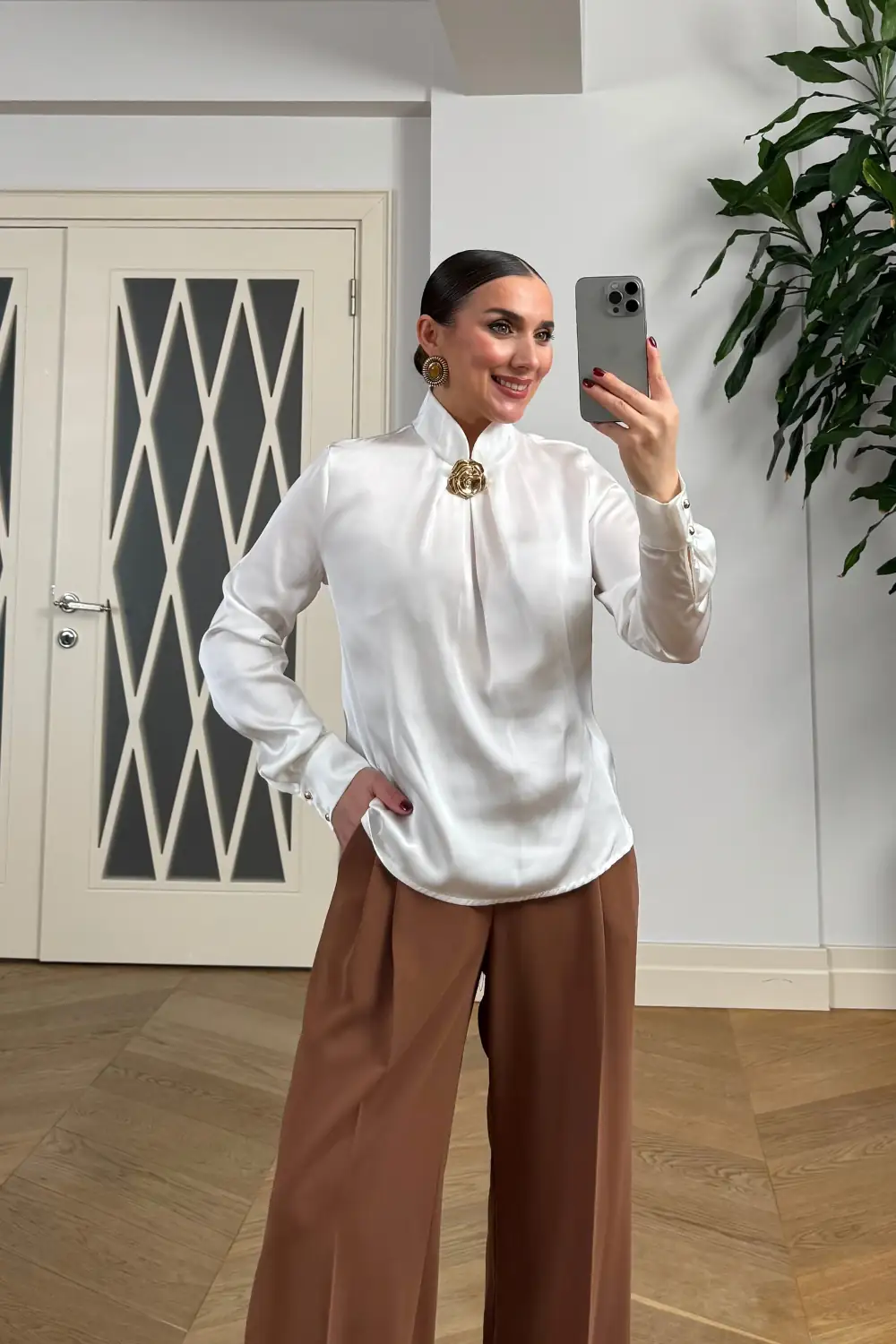 Broş Detaylı Uzun Kollu Saten Bluz 3