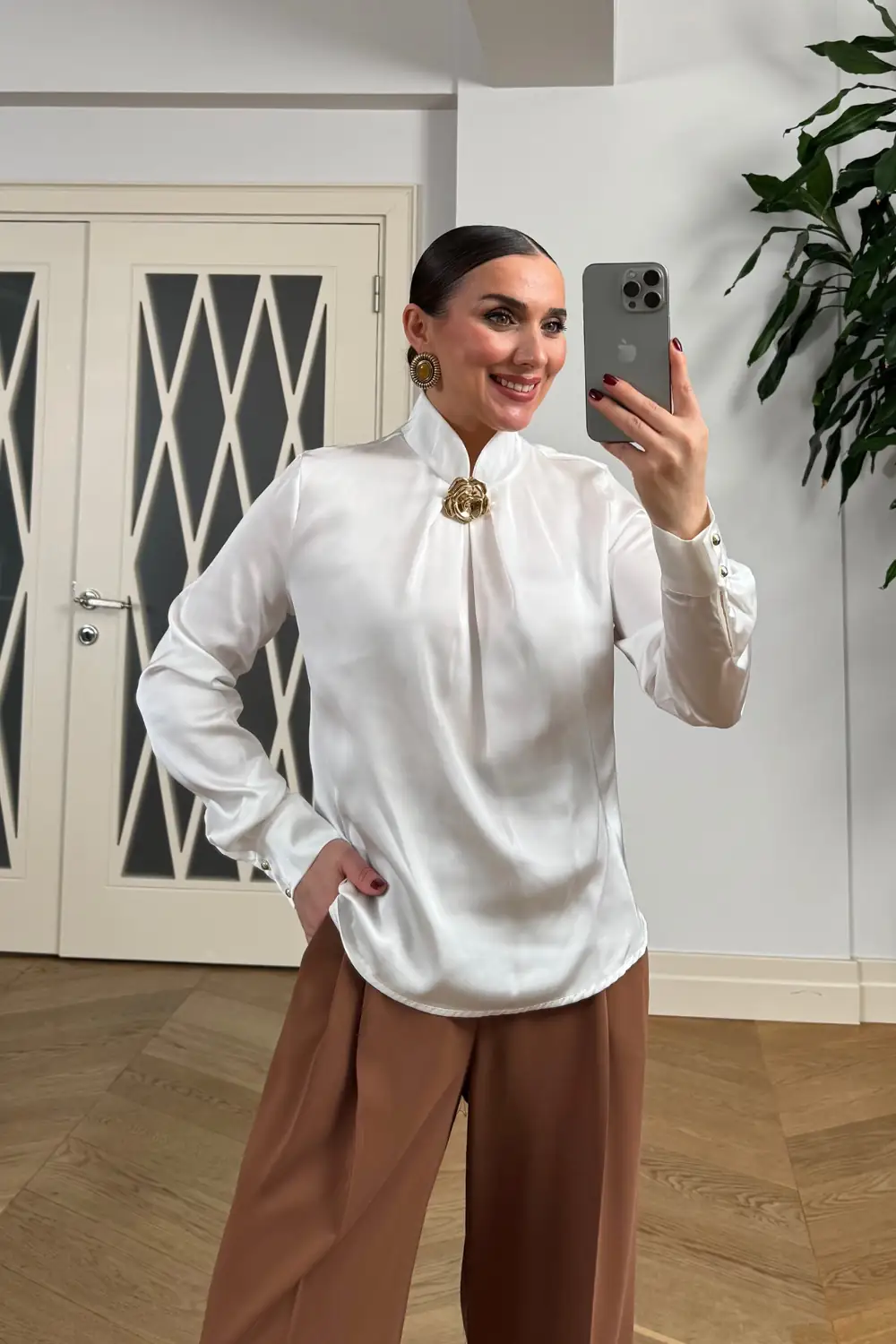 Broş Detaylı Uzun Kollu Saten Bluz 1