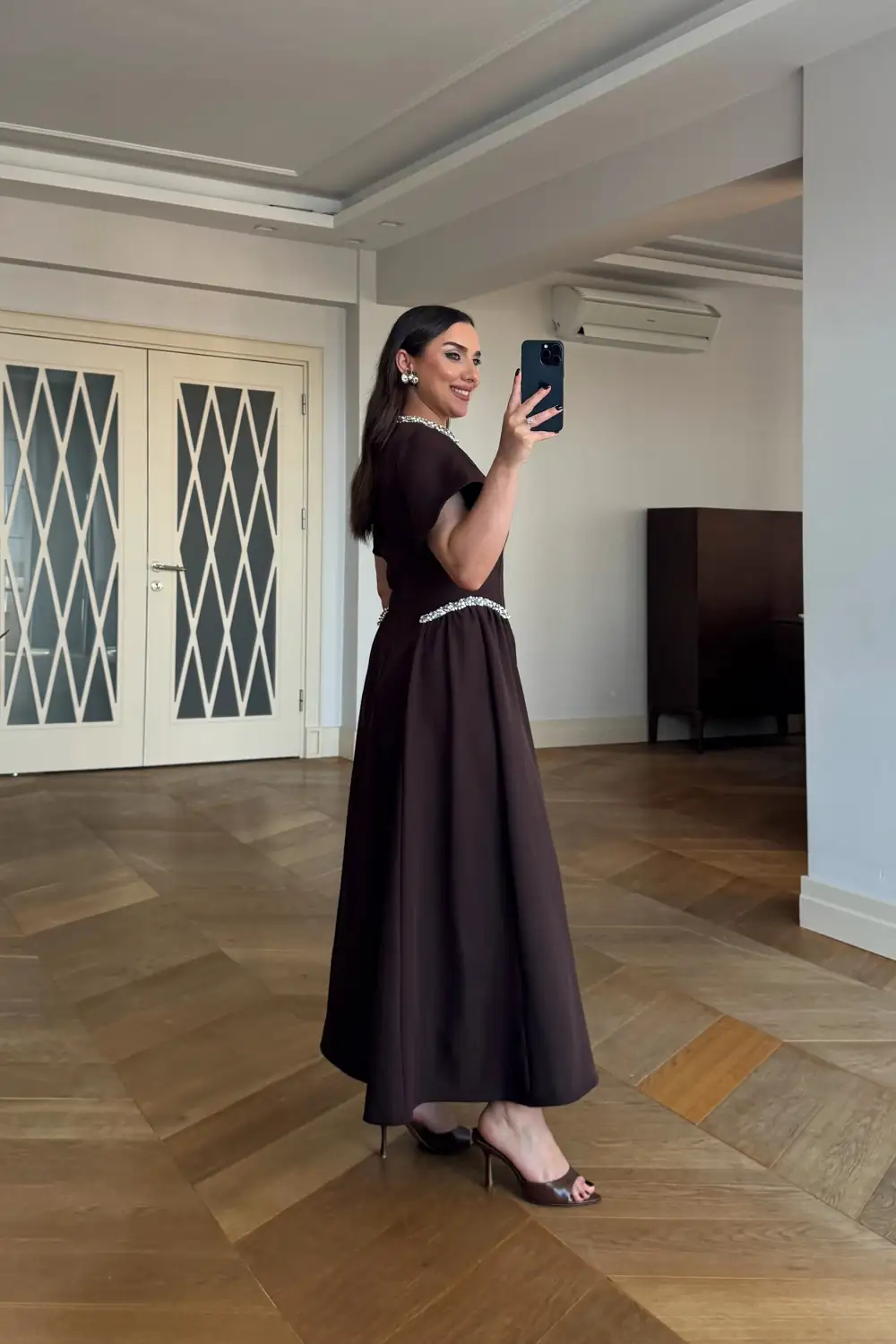Taş Detaylı Kısa Kollu Midi Elbise - Kahverengi