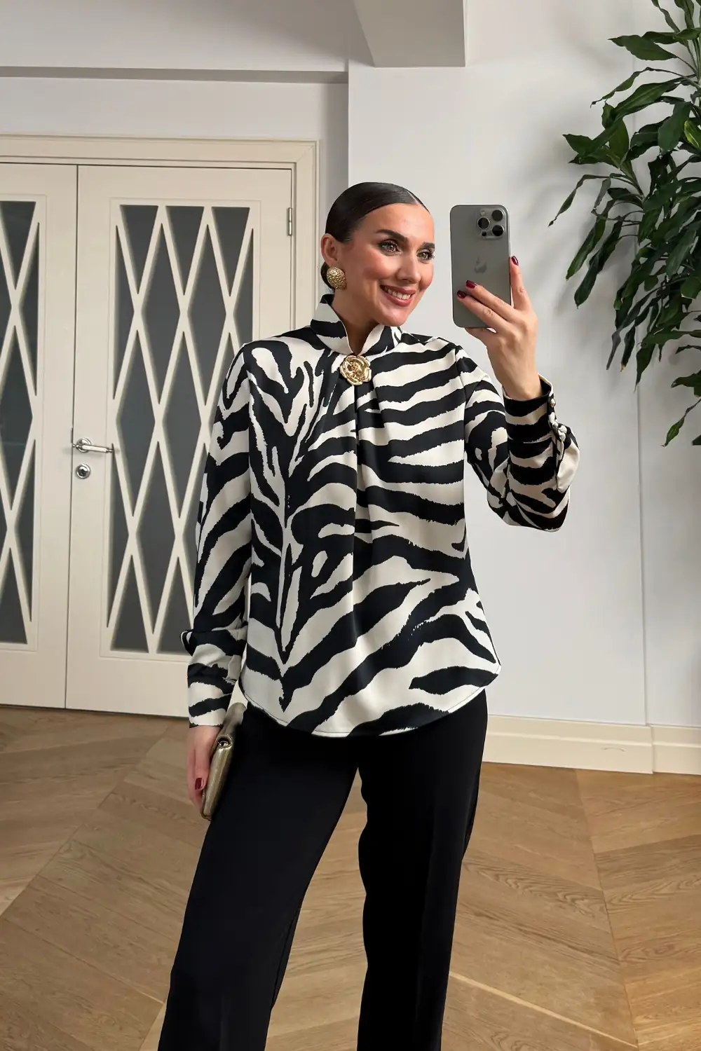 Zebra Desenli Broş Detaylı Bluz 1