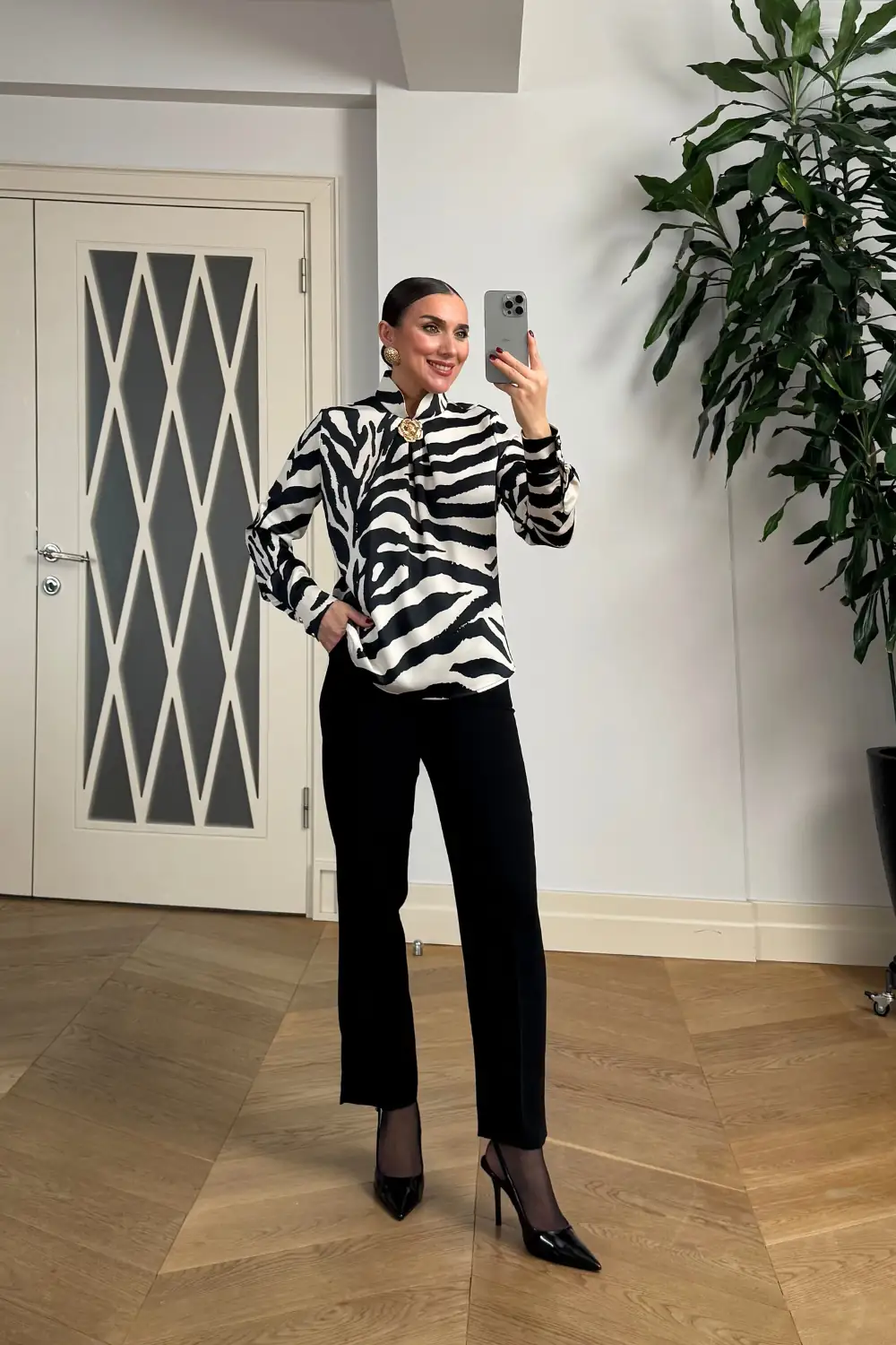 Zebra Desenli Broş Detaylı Bluz 4