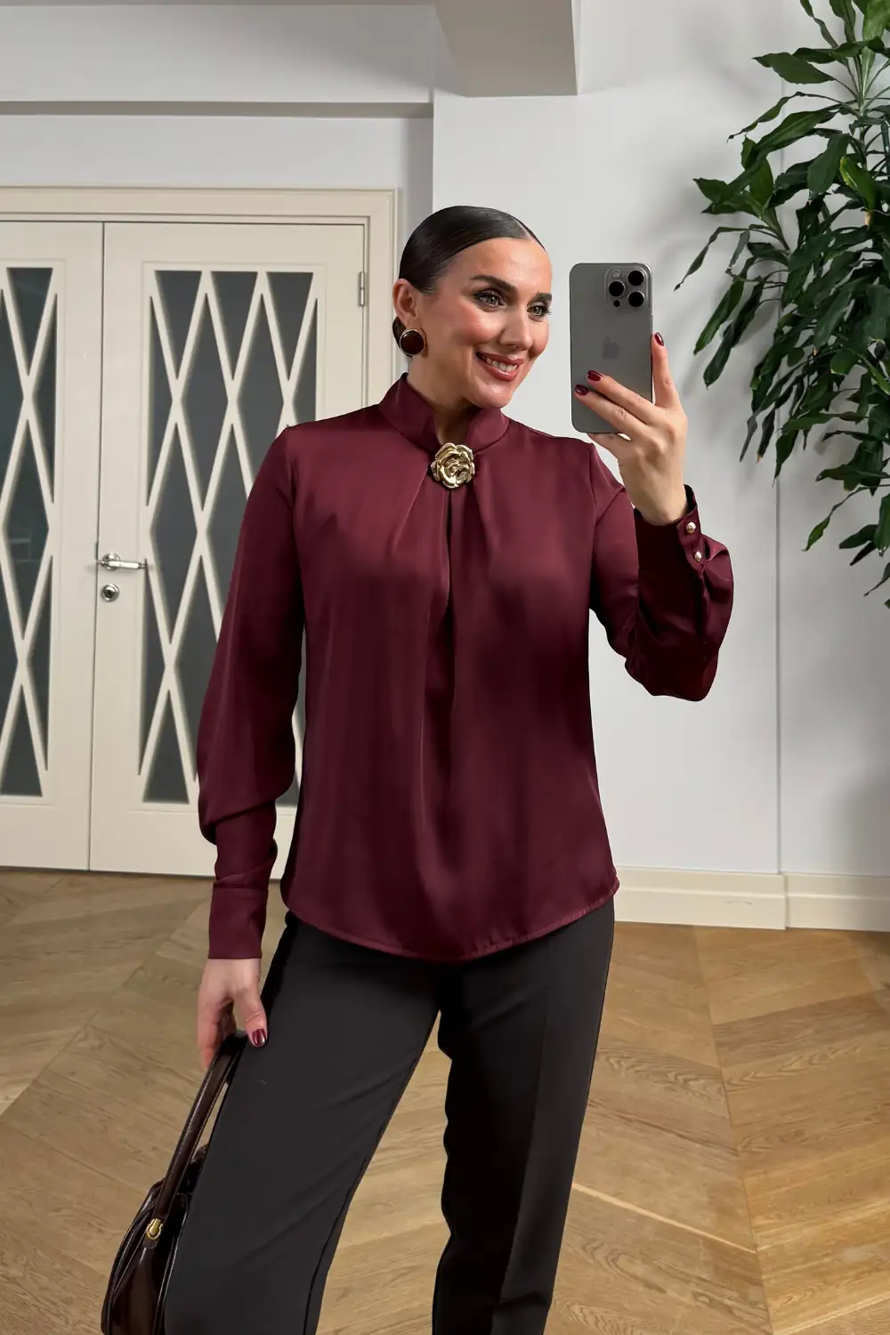 Broş Detaylı Uzun Kollu Saten Bluz 4
