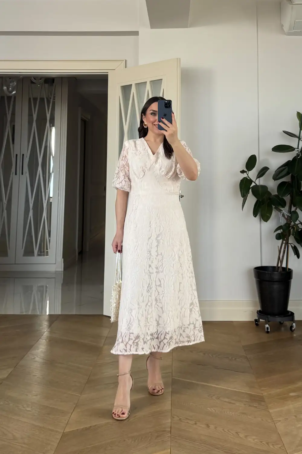 V Yaka Dantel Desenli Midi Elbise 2