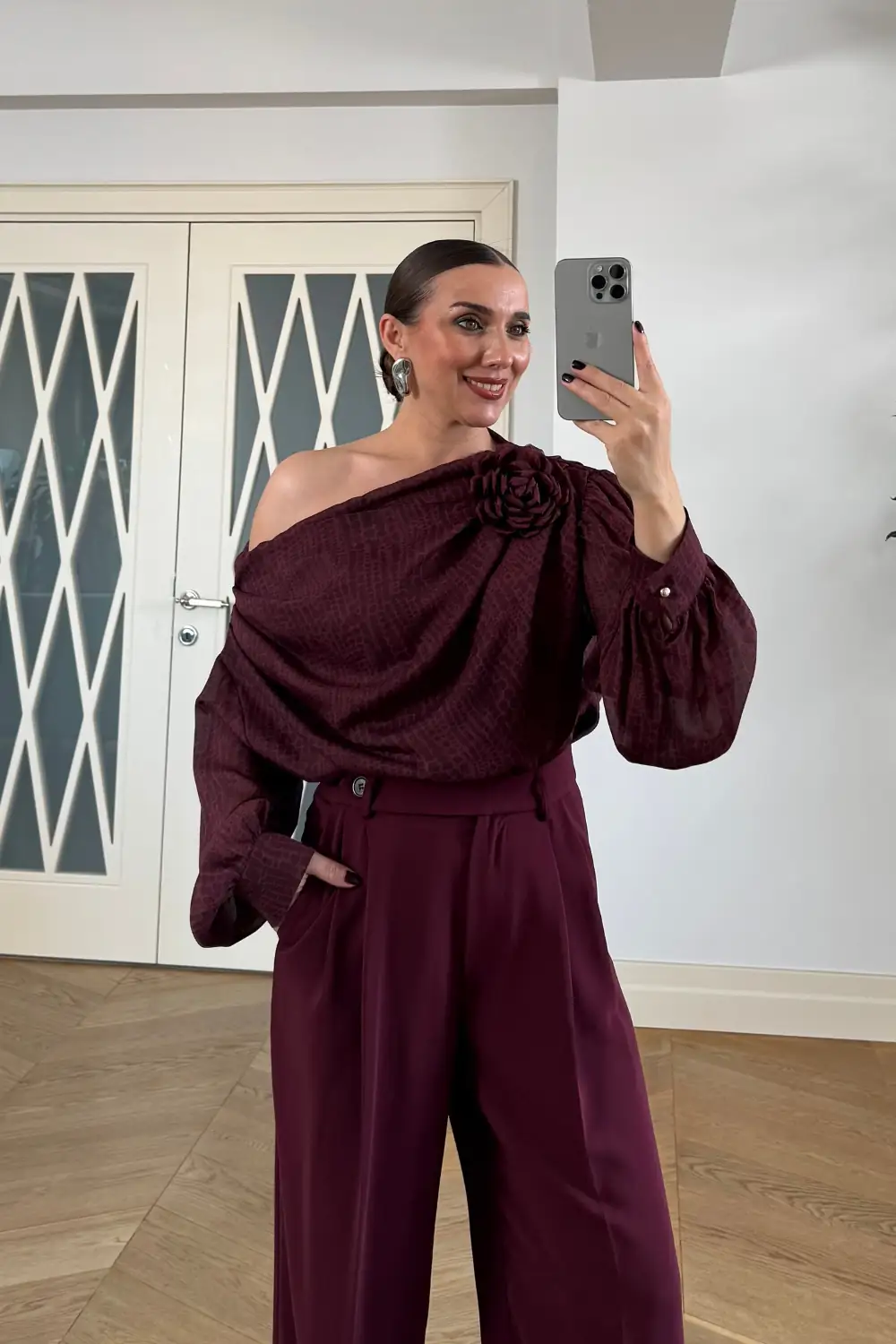 Kayık Yaka Gül Detaylı Bluz 6