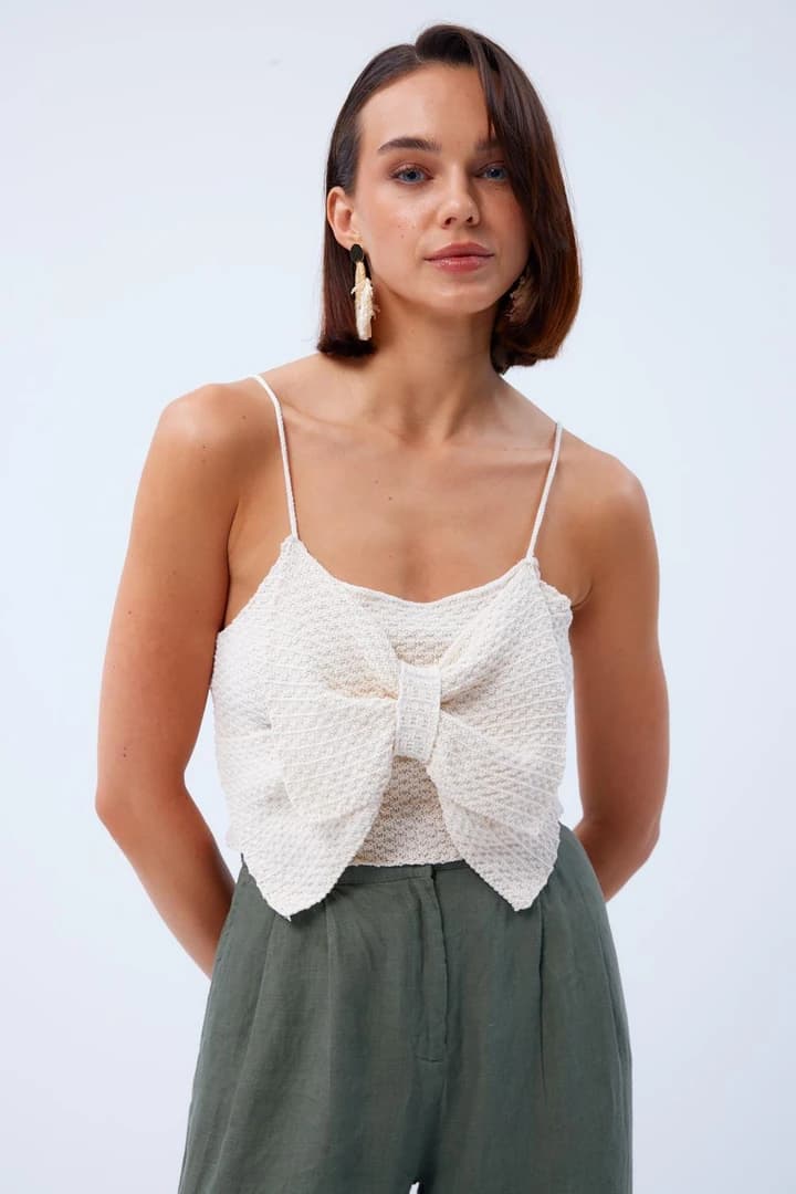 Fiyonk Detaylı Askılı Triko Crop - Krem