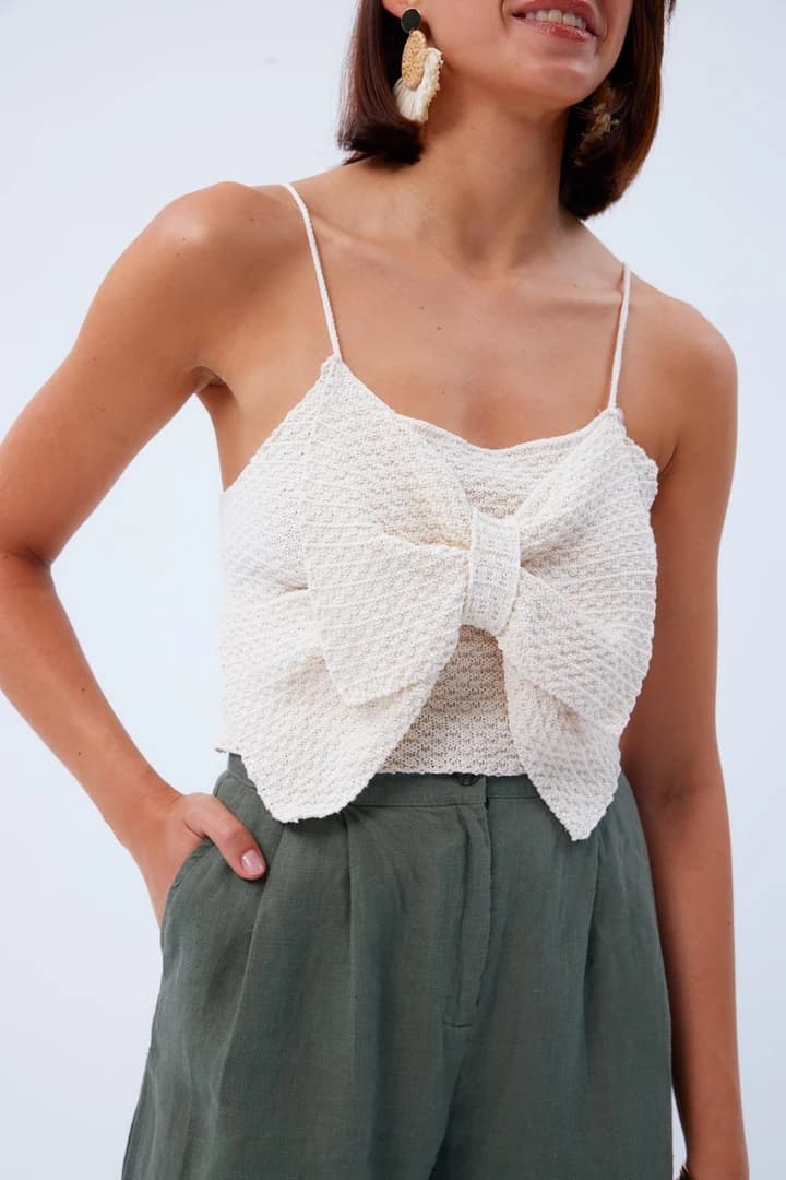 Fiyonk Detaylı Askılı Triko Crop - Krem