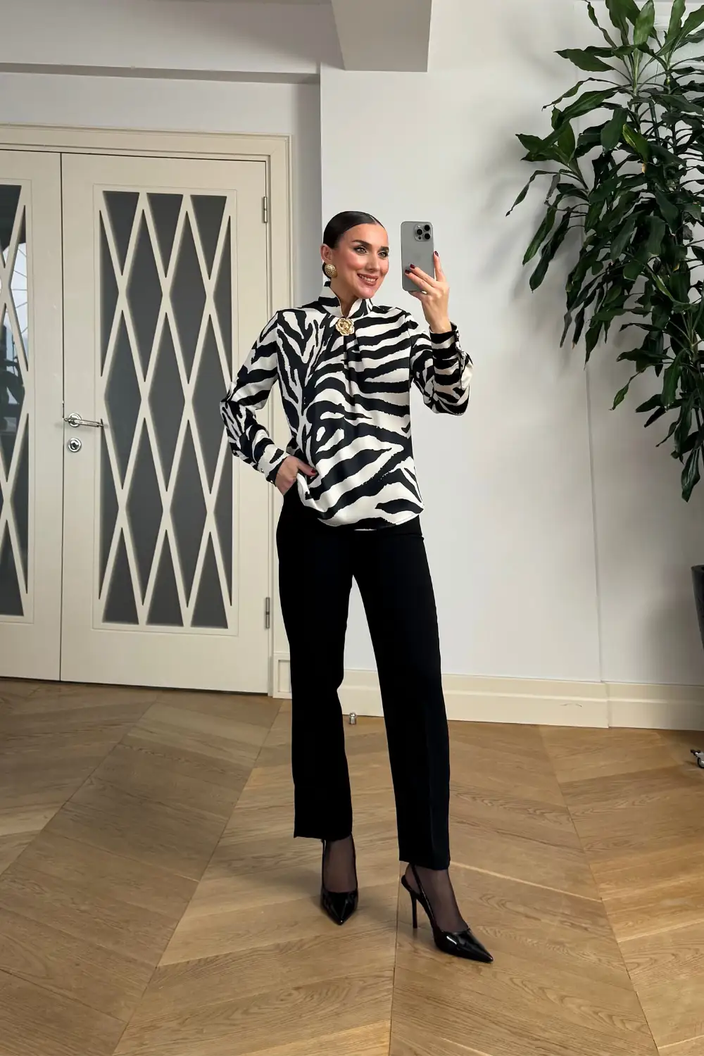 Zebra Desenli Broş Detaylı Bluz 5