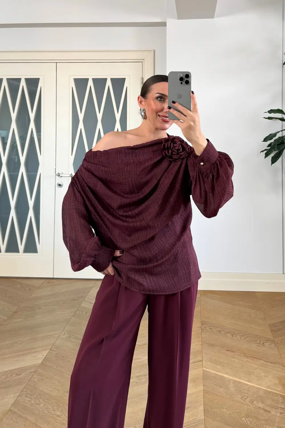 Kayık Yaka Gül Detaylı Bluz 4